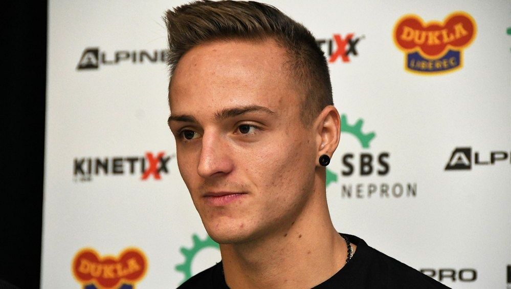 Associate Portyk floppt bei der Weltmeisterschaft in Ruka nach erfolgreichem Sprung, Rennen dominiert von Deutschland